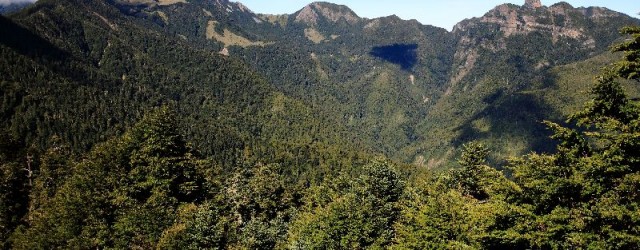本篇已刊登"台灣山岳"第100期，但就編輯需要，部份文字轉承曲折，修改得某些段落連我自己都連貫不起來，另一不滿點，整篇提及大霸，大霸尖山是這篇主角，卻一檔大霸影像也沒有，來個小霸也無所謂，但我不相信我的大霸